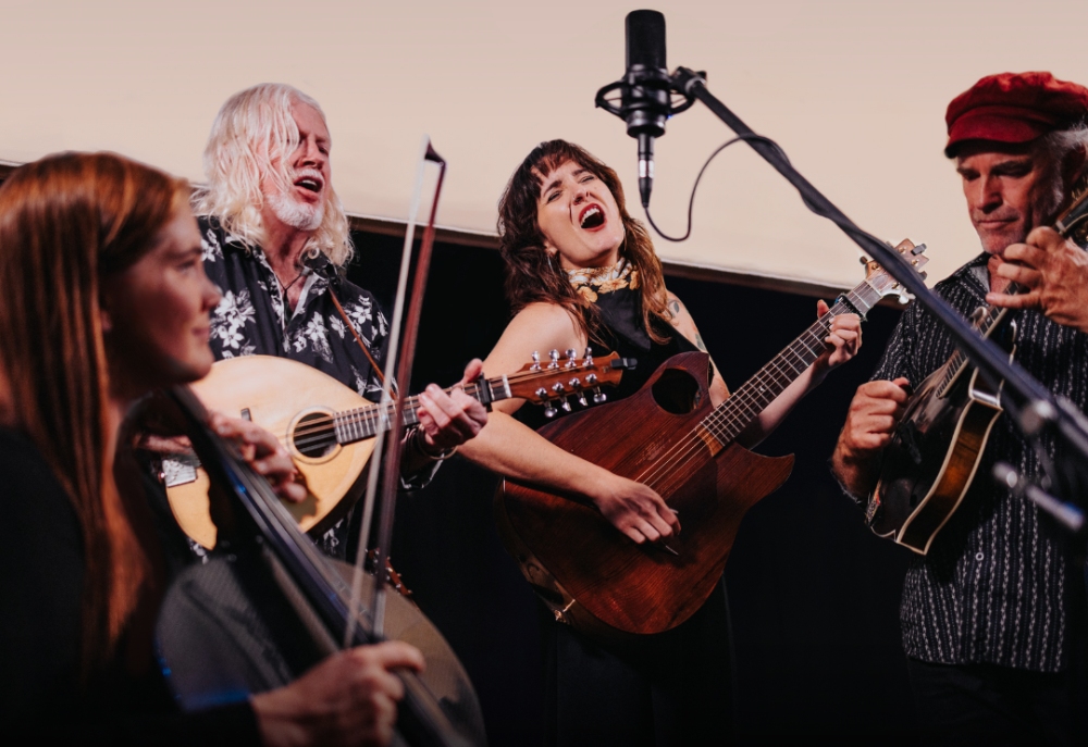 We Mavericks, Lindsay Martin and Victoria Vigenser (centre) on tour with their new album in Tomerong Hall this November.